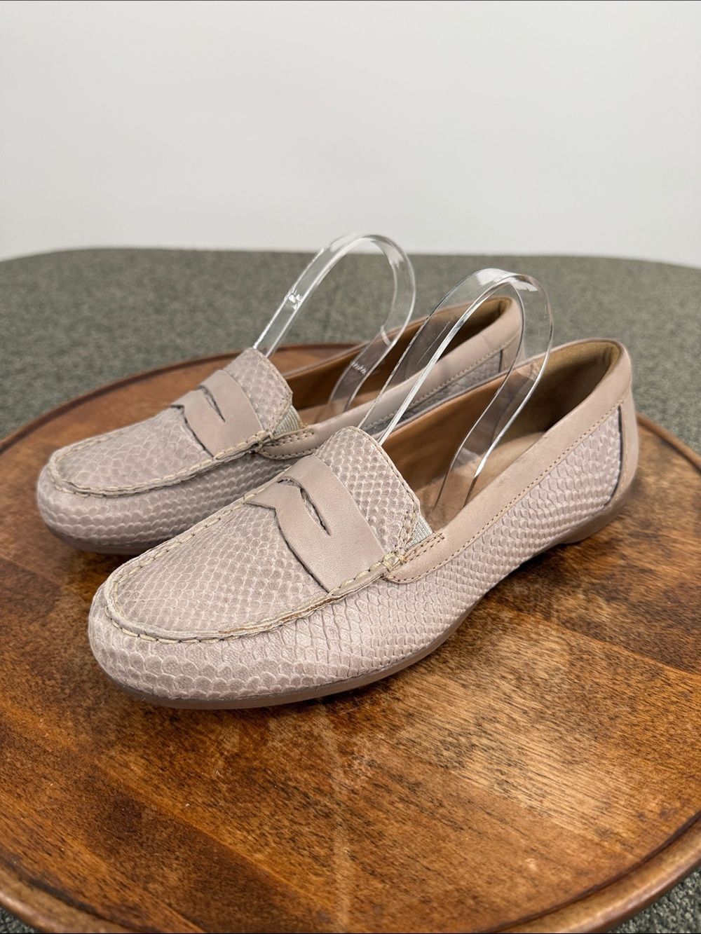 Clarks Collection Shoes Wm 8 M Taupe Snake-Texture Penny Loafers Slip On Comfort